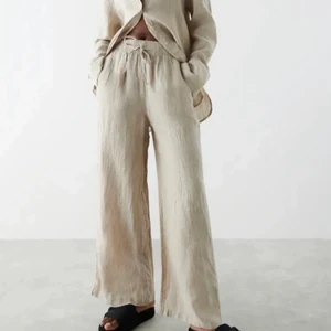 Linnebyxor - säljer dessa fina linnebyxorna från Ginatricot💕byxorna är uppsprättade längs ner för att dom skulle passa mig som är lite längre men tyvärr är dom fortfarande lite för korta så hopps någon annan kan få användning av dom. 360kr inklusive frakt💕