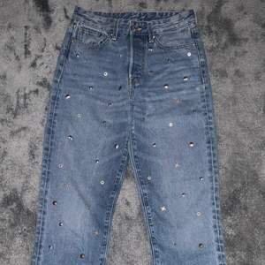 Jeans med olika ”smyckes berlocker på”, aldrig använda då de är för korta tyvärr. Fint skick och bra material.