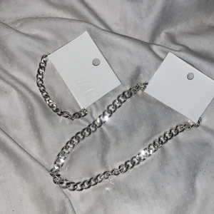 Silvriga & guldiga kedjor - Silvrig halsbandskedja + armband samt likadant fast i guld. Silver aldrig använt guld använt en gång. Allt är från H&M men väldigt bra kvalite. Köpa i somras & ser fortfarande lika bra ut. ❤️