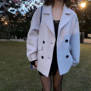 Vår jacka - Vårjacka använd fåtal gånger så helt som ny! Den är väldigt ljusblå! Köparen står för frakt!🥰