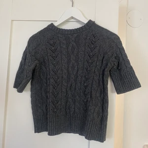 kabelstickad kortärmad tröja - använd fåtal gånger, lite tajtare passform