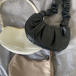 Väskor - Dragkedjan på den vita är svår att stänga (50kr) svart och beiga 80kr. 200kr för alla 