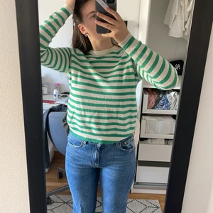 Zara tröja - En jätte fina randig zara tröja som ej säljs längre, tröjan är i ullmix och fint skick! Den är helt perfekt till sommaren eftersom att den är i ett väldigt tunt material. Köpare står för frakt eller så möts vi i Stockholm, nypris 550!❤️