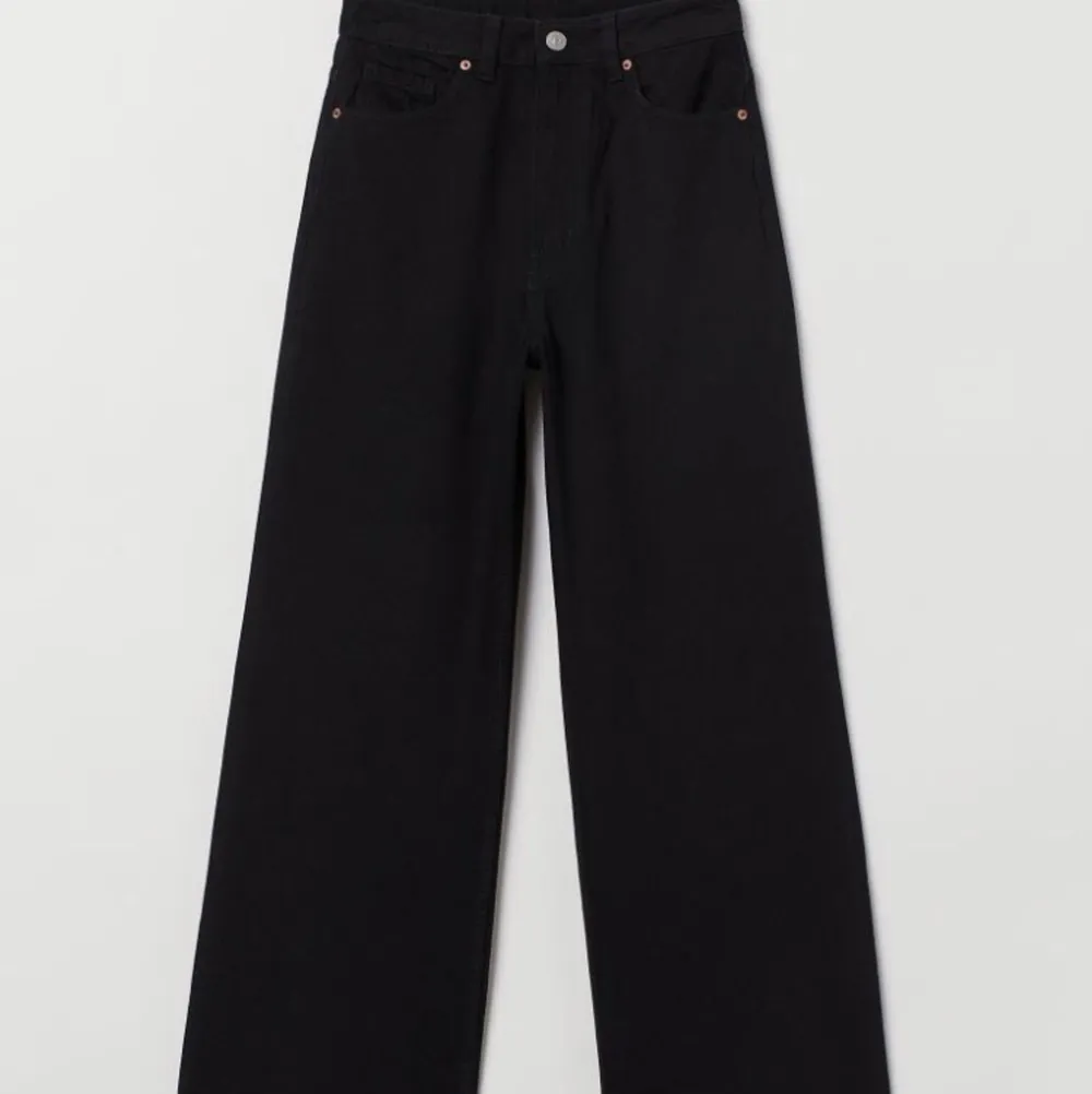 Säljer ett par svarta twilfit jeans från H&M. 🖤Storlek:34. Köpta för 150kr, men säljer dom nu för 80kr⚡️Betalning sker via swish!⚡️. Jeans & Byxor.