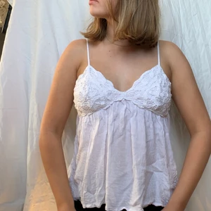 Linne från Abercrombie & Fitch - Vitt linne från Abercrombie & Fitch. Använt men superfint skick! Storlek S men passar både M och XS. Vid flera intresserade köpare startas budgivning. Köpare står för frakt! Högsta bud: 200kr + frakt