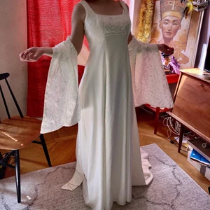 Bröllops klänning  - Vacker medeltidsklänning. Passar smal person med liten mage. Den är omsydd för den som är gravid. Byst ca 70C