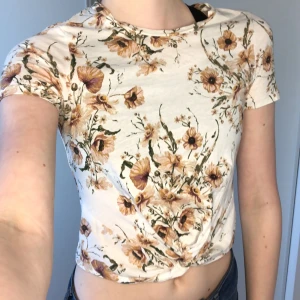 T-shirt  - Super fin blommig T-shirt från H&M! Använd på 2 ggr, men inga tecken på användning!