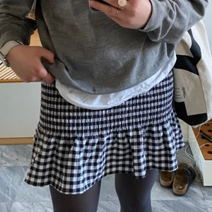 Rutig kjol - Rutig kjol från hm som passar perfekt nu när det börjar bli varmare ute 🥰 Storlek S, men passar större storlekar också pga det elastiska materialet. Den har sytts med ca 2 cm i midjan för att få den lite lägre i midjan, men det går enkelt att sprätta upp om det önskas! Hör av dig vid frågor 💓