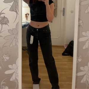 Zara mid-rise jeans - Svarta mid rise jeans från zara i strl 40. För stora för mig så kan tyvärr inte använda.