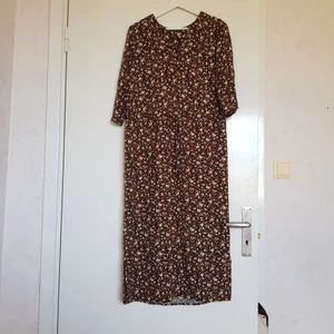 Klänning - Brunblommig klänning med två fina slitsar på vardera sida. Frakt tillkommer 🌼🌸💫