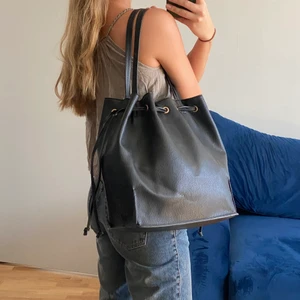 Bucket Bag - handväska  - Väska i läder och Bucket Bag-modell. Aldrig använd och i mycket gott skick.