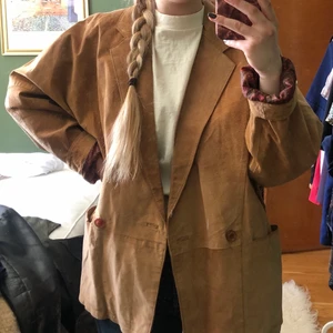 Jofama Mockajacka - Oversize mockajacka från Jofama. Ärmarna går att rulla upp så att fodret syns som är fint paisleymönstrat!