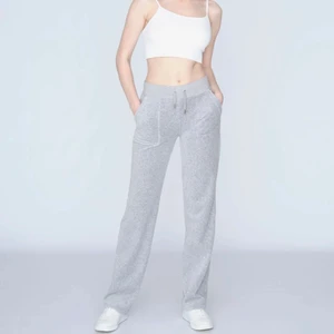 Juicy couture  - Säljer mina juicy couture i Light Grey Marl i storlek xxs som är använda ca 4 gånger så inte uttöjda och inte tvättade. Kan även tänka mig att byta mot ett par svarta i xs