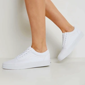 Vans Old Skool sneakers - Säljer ett par fräscha vita Vans Old Skool sneakers i storlek 40.5! De är normala i storleken. Hyfsat använda men i väldigt bra skick, jag kommer även tvätta dem innan jag säljer! Jag tycker verkligen om dem men säljer då de tyvärr är för smala för mig som har vääldigt breda fötter. Släng iväg ett meddelande så kan jag skicka egna bilder också! 🥰 Köpte för 780 kr, säljer för 300 kr men priset är diskuterbart! Betalning via Swish eller Paypal, möts upp i Stockholmsområdet! 👠
