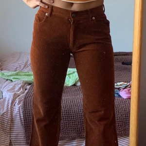 Manchesterbyxor  - Vintage Manchesterbyxor i brun/kopparfärg! Sitter som en smäck på - passar W27/28 alt strl 36! Sitter åt fint runt rumpa och ben och är sedan lite utsvänga nedtill. Säljes pga för små! Kan mötas i Sthlm eller frakta mot kostnad! 