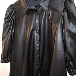 Skjorta från Gina Tricot - Skjorta i läderimitation från Gina Tricot strl 40