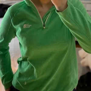 THE NORTH FACE  - (sista bild lånad av tidigare ägare). SUPERFIN lite tunnare fleece från The North face i Strl M. Sitter som på 2:a bilden på mig som är XS/S i överdelar! Vårig grön färg med vita detaljer 💚💚 Endast provad!!! 