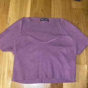 Lila ribbad topp - Aldrig använd . Storlek L men skulle säga att den är lite i storleken. Gratis frakt.