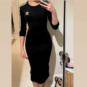 Svart Adidas klänning  - Adidas klänning som går över knät. I storlek 36/S. Använd 4 gånger max.