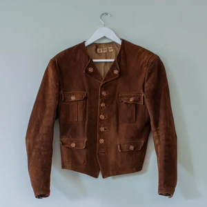 Vintage mockajacka - Mockajacka, stl 5C, mäter 52 cm från ärmhåla till ärmhåla, justerbar midja, trasigt fodertyg i ärmsluten.