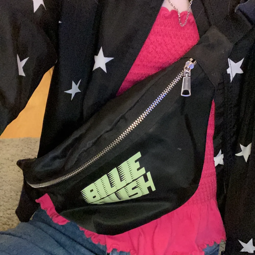 Den här Billie eilish magväskan vill inte jag ha längre💞 ett stort fack och man kan justera storleken😁 hoppas nån vill köpa❤️. Väskor.