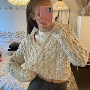 Stickad tröja - Naturvit/beige stickad tröja från nakd. Fint skick! 💖