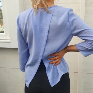 Vero moda blus med slits strl xs - Ljusblå blus från Vero moda, slits i ryggen och storlek xs. Materialet är inte stretchigt. Slitsen i ryggen öppnas mer om man t.ex. lyfter på armarna/böjer sig framåt. Kortare i ärmarna. Använd vid två tillfällen. 70 kr + frakt <3