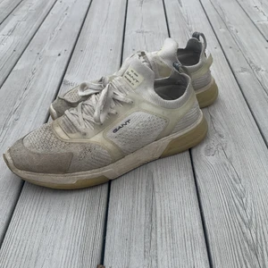Gant sneakers  - Gant sneakers, storlek 44, använda 5 gånger, dem behövdes bara tvättas o dem ser ut som nya