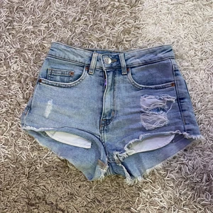 Jeans shorts  - Säljer ett par jeans shorts från hm i strl 32 då de är för små för mig. Skulle nog säga att dem är högmidjade och korrekt i storleken då jag själv har 34-36 å dem sitter lite för tajt💕köpare står för frakten 