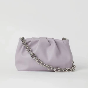 Handväska ❤️ - Hej! Har en jättefin lila handväska från H&M som inte kommer till användning, har en jättefin silver kedja och rymmer väldigt mycket, skriv privat för fler bilder❤️