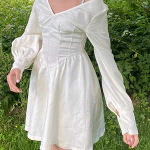 Studentklänning - Vill kolla intresset av denna fina klänning som passar perfekt som studentklänning i storleken XS. Använd ca 2 ggr🤍