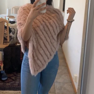 Äkta päls poncho - Fin baby rosa poncho, nypris 599kr men säljer för 300 kr, endast använd två gånger, som ny