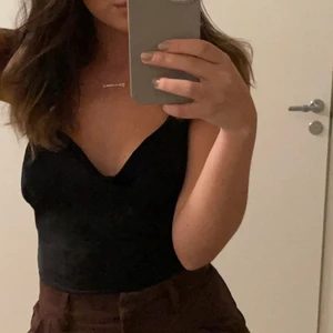 Svart croppad sidentopp Zara - Svart croppad sidentopp från Zara köpt 2020. Använd fåtal gånger. Passar en XS-S