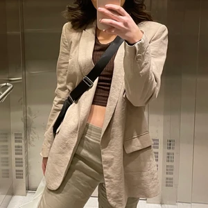 Beige kavaj från Zara - Beige kavaj från Zara strl L. Säljes pga använder andra kavajer mer.