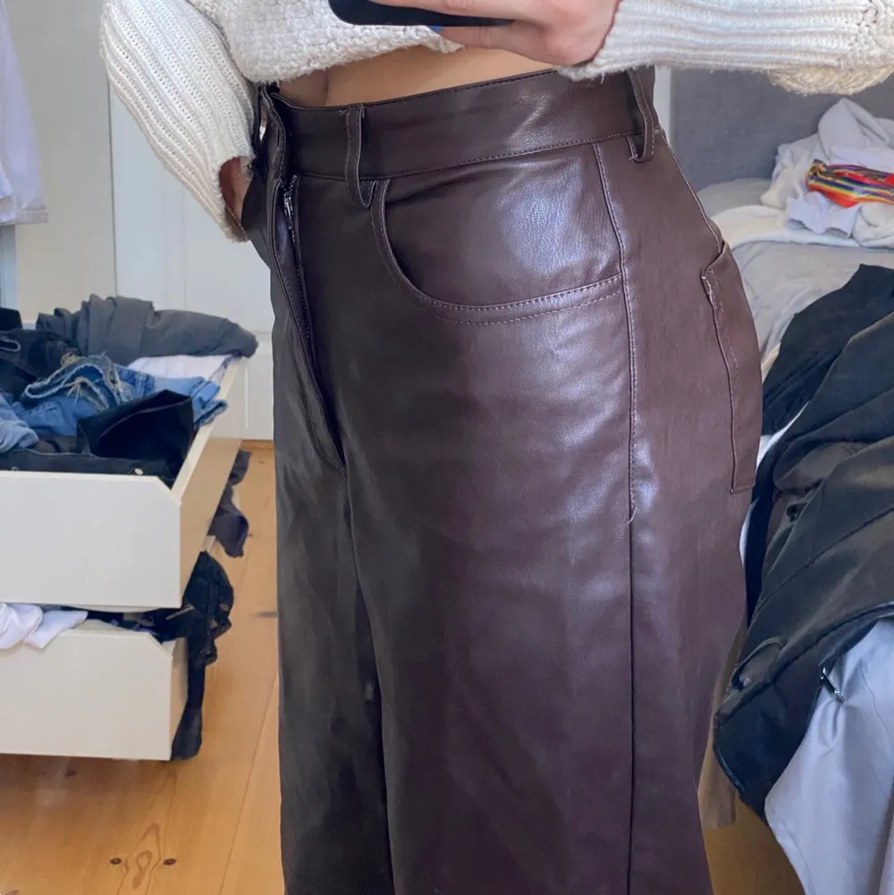 Superfina bruna skinnbyxor som är lite oversized på mig🤎🤎 (brukar bära 36/38) . Jeans & Byxor.