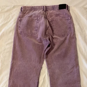 Weekday manchester byxor - Manchester byxor i lila från weekday. Storleken är 32/32.