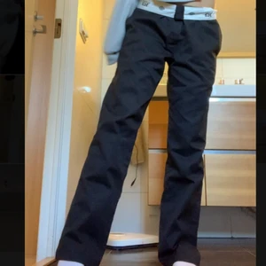 Dickies 874 - Dickies 874 i jätte bra skick! Jag är normalt en xs/s o dessa sitter super snyggt oversized! Är 165! Unisex så fungar både för tjejer pch killar! Spårbar frakt är inräknat i priset!!