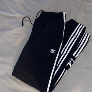 Adidas trackpants  - Storlek S, beställda från Junkyard. Andra bilden är lånad 