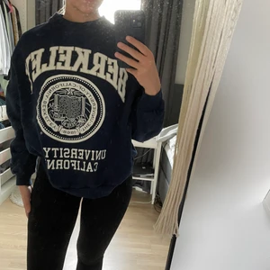 Sweatshirt från pull ans bear - Använd fåtal gånger då jag inte gillar den riktigt på mig men väldigt snygg. Inga skavanker typ som ny. Nypris 400kr