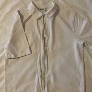 Kortärmad tröja från Weekday - Kortärmad tröja från weekday med zipper. Storleken är M.