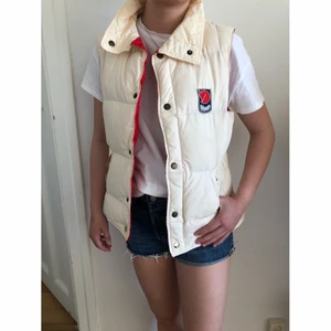 Fjällräven  - Fjällräven ❤️ dunväst. Sjukt cool och skön vintage väst. Färg offwhite på utsidan och röd på insidan. Modell på bild är xs/s så det stämmer inte att den är 38 utan mer som en xs/s👌🏻Passar året runt men just nu super trendig🤩