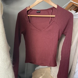 Topp - Säljer denna söta vinröda topp från Gina tricot💓💓