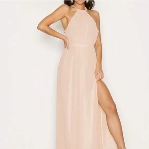 Balklänning  - Jag säljer min superfina ljusrosa balklänning från Nelly. Vad jag vet är klänningen utsåld på Nelly hemsida! Klänningen är i toppenskick och är i storlek S men passar även en M (som jag är). Köpte den för 900 men säljer den för 500kr! 