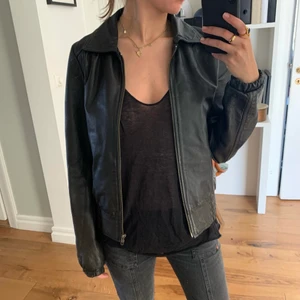 Läderjacka  - Jacka från hm i äkta läder, fodertyget har gått upp vid båda armhålorna, därav det låga priset. Kan mötas eller så står köparen för frakten 