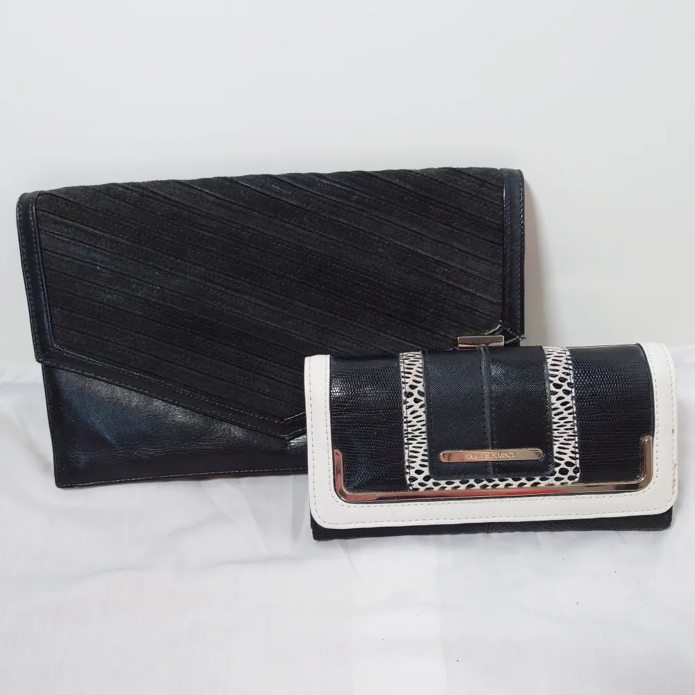 En svart äldre kuvertväska i skinn med mockamaterial på locket, 100kr🌱   En plånbok från River Island, 90kr 🌱. Väskor.