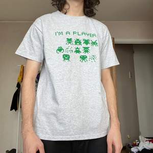 Player T-Shirt for Players only 🥵😈 Storlek Men’s L. Modellen är 178cm.