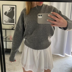 Grå tröja zara - Denna sköna tröja från zara säljer jag nu!💕 Använd max 2 gånger, storleken är S men sitter lika bra på en M kropp☺️