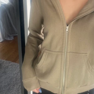 Olivgrön kofta/hoodie - I princip oanvänd och i väldigt mjukt och skönt material😍