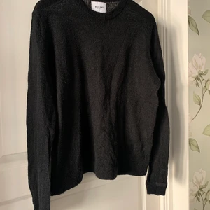 Tröja Vailent - Fin tröja, lite luddig, från Vailent. Otroligt stilren, minimalistisk känsla älskar!! Är absolut öppen för prisförslag, kan mötas upp i Stockholm och det är bara att skriva för fler bilder!!