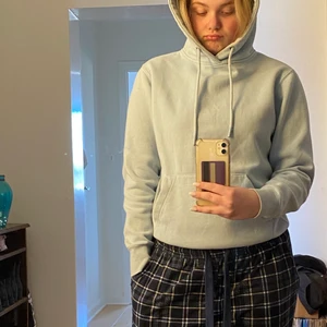 ljusblå hoodie  - blå hoodie ifrån pull&bear i storlek xs men skulle säga mer en S. använd fåtal ggr så i bra skick! skriv privat för fler bilder/frågor 💞
